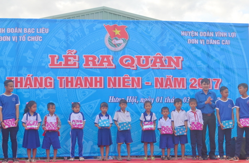 Đại diện Chi Đoàn cơ sở BHXH huyện Vĩnh Lợi và Đoàn cơ sở xã Hưng Hội trao quà cho học sinh nghèo hiếu học.JPG